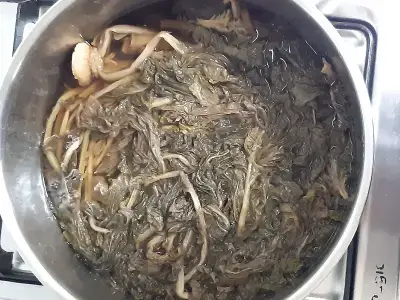 물에-불리고-세척한-시래기에-찬물을-붓고-끓여-시래기-삶기
