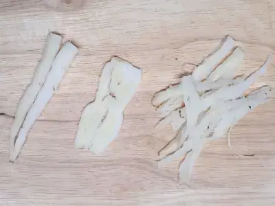 깐더덕을-방망이로-두들겨-연하게-만들고-먹기-좋게-찢어-더덕-손질하기