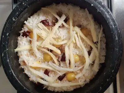 돌솥에-쌀-물을-넣고-끓인-후-더덕을-넣고-뜸-들여-짓는-돌솥-더덕밥