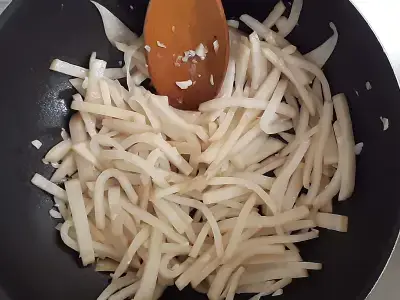 짠맛을-우려낸-무짠지와-마늘-볶기