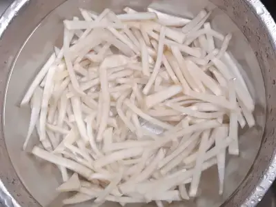 무짠지를-채썰어-20~30분-물에-담가-짠맛-우려내기
