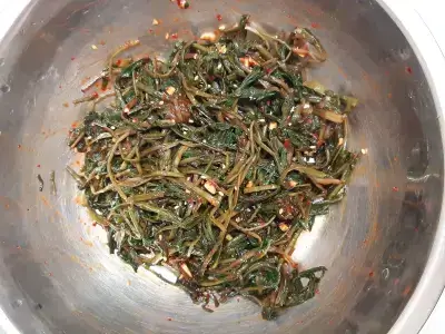 데친-민들레나물에-고추장-양념-넣고-버무리기