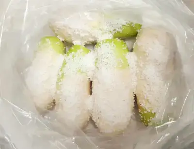 김장봉투에-무-소금-넣고-절이기