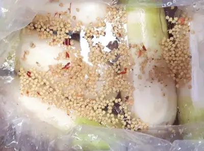 절인-무에-소금물-고추씨-넣기
