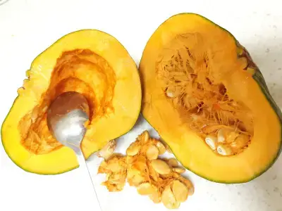 세척-후-반으로-갈라-속을-파내는-단호박-손질