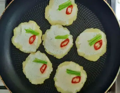 감자전-반죽을-앞뒤로-노릇노릇하게-부치기