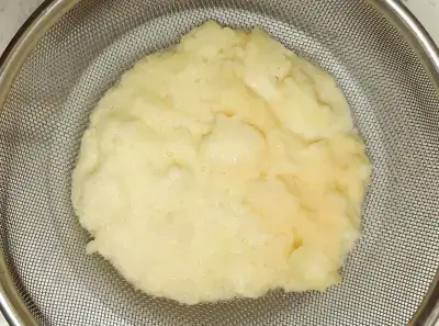 강판에-간-감자에서-전분물-빼기