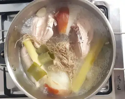 양파,-대파,-통마늘,-파뿌리,-생강-등을-넣고-닭-삶기