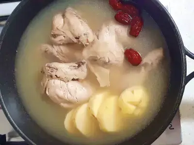 닭,-육수,-감자,-대추,-마늘,-소금-넣고-닭-한-마리-끓이기
