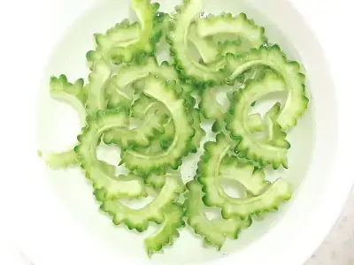 소금물과-찬물에-우려-여주-쓴맛-제거하기