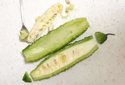 여주-열매-반을-갈라-속을-파내는-여주-손질