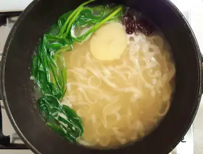 닭-한-마리-육수에-끓여먹는-칼국수