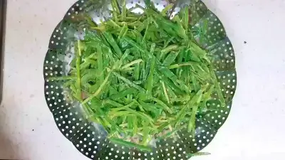 찜기에-부추-올리기